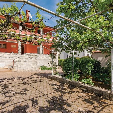 1 Bedroom Lovely Apartment In Ровінь Екстер'єр фото