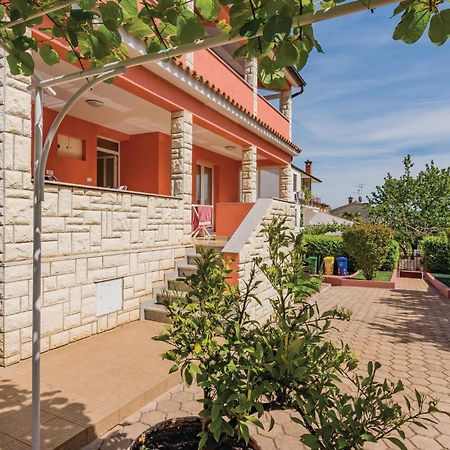 1 Bedroom Lovely Apartment In Ровінь Екстер'єр фото