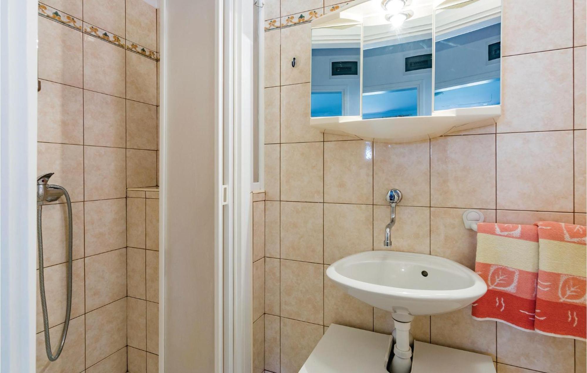 1 Bedroom Lovely Apartment In Ровінь Екстер'єр фото