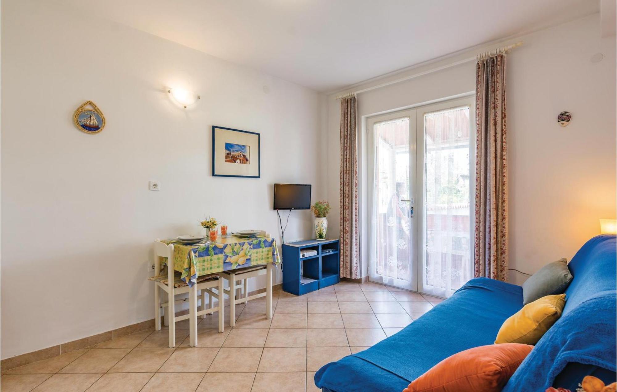 1 Bedroom Lovely Apartment In Ровінь Екстер'єр фото