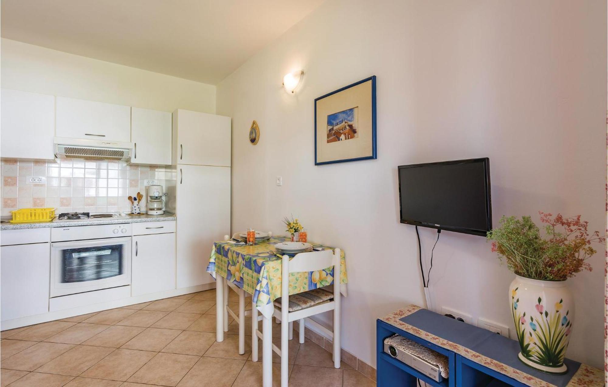 1 Bedroom Lovely Apartment In Ровінь Екстер'єр фото