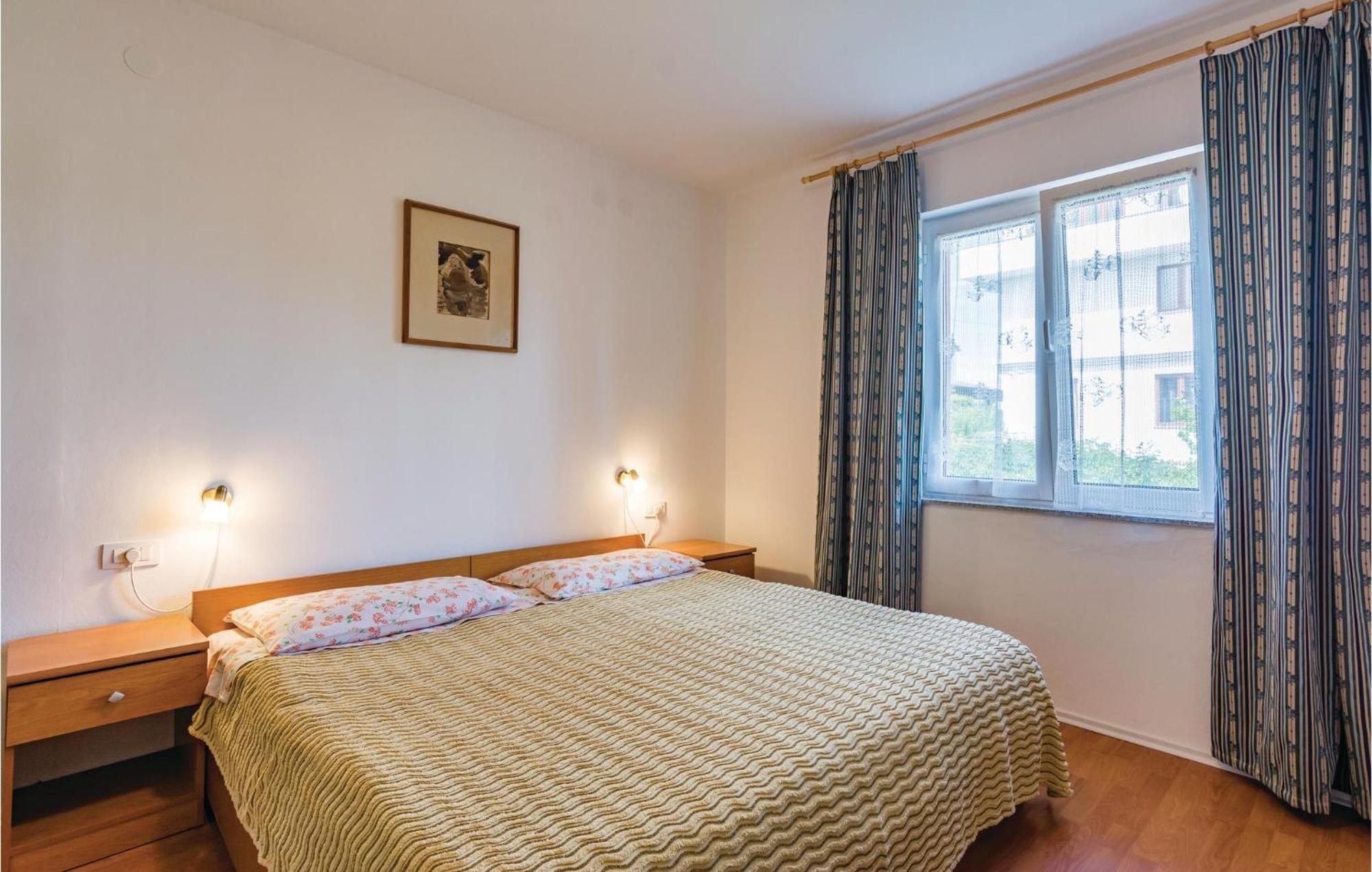 1 Bedroom Lovely Apartment In Ровінь Екстер'єр фото